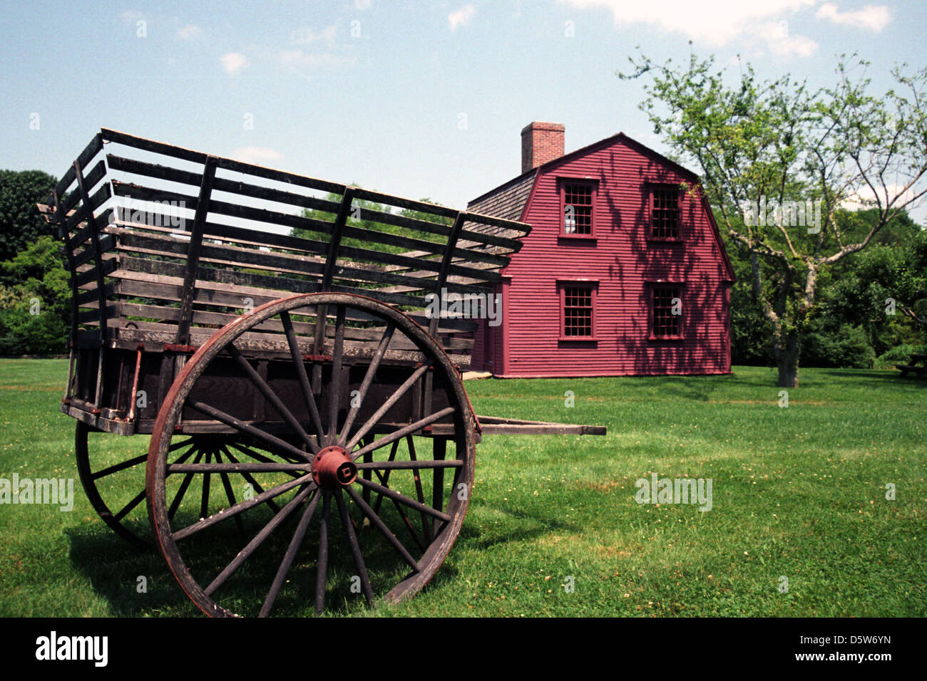 Wagen auf grünen Rasen mit New England Haus, Wagen und rote Scheune Haus, Wagen, Haus Kombi Haus Stockfoto