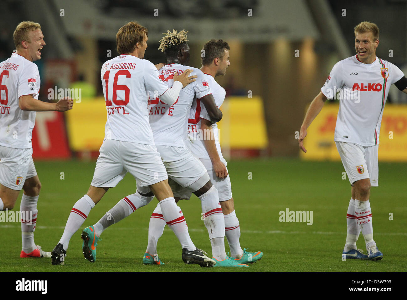 Augsburgs Kevin Vogt (L-R), Andreas Ottl, Aristide Bance, Daniel Baier und Ragnar Klavan feiern Daniel Baier 3-1 Ziel während der deutschen Bundesliga-Spiel zwischen FC Augsburg und Werder Bremen in der SGL Arena in Augsburg, Deutschland, 5. Oktober 2012. Foto: Karl-Josef Hildenbrand Stockfoto