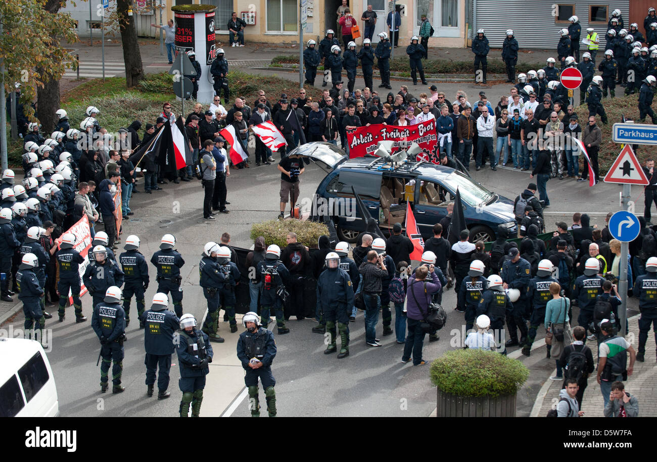 Neonazis nehmen Teil an einer Demo Demonstration in der Stadt Göppingen, Deutschland, 6. Oktober 2012. Die Stadt hatte den Marsch verboten, aber in letzter Instanz vor dem Verwaltungsgericht in Mannheim, Deutschland verloren hatte. Foto: Marijan Murat Stockfoto