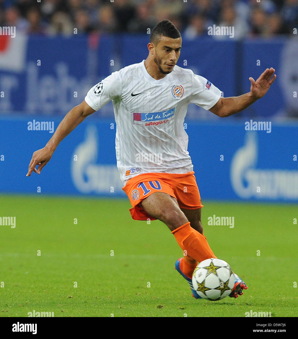 Montpellier Younes Belhanda kickt den Ball in der Champions League-Spiel zwischen FC Schalke 04 und Montpellier HSC bei Arena Aufschalke in Gelsenkirchen, Deutschland, 3. Oktober 2012. Foto: Frederic Scheidemann Stockfoto