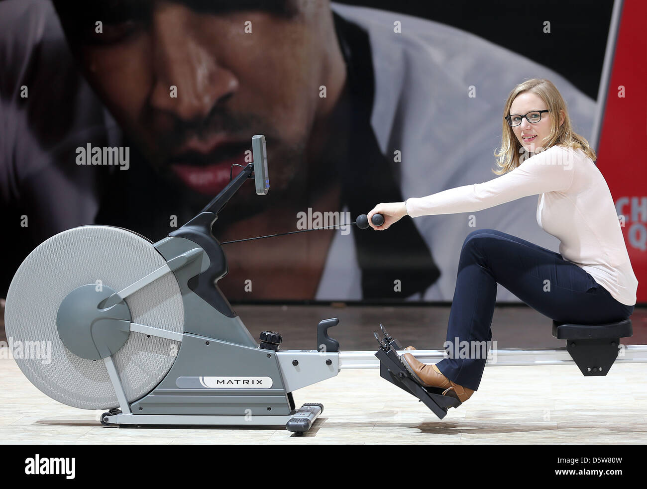 Eine Frau testet ein Stück von Trainingsgeräten auf der Fitness-Messe FIBO in Köln, Deutschland, 9. April 2013. Der Fitness-Messe findet vom 11. bis 14. April 2013. Foto: Oliver Berg Stockfoto