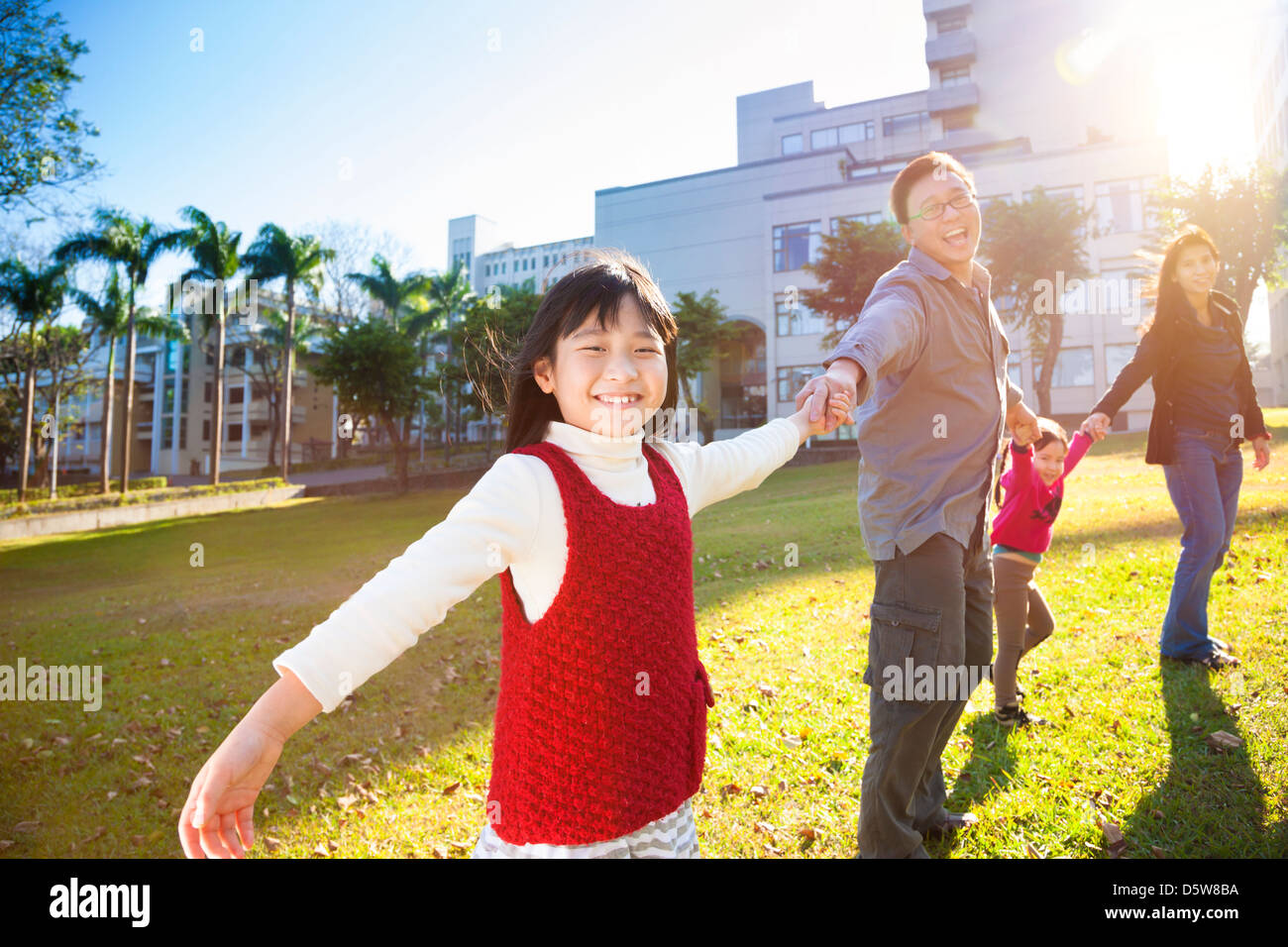 glückliche Familie in der Schule mit Sonnenlicht Hintergrund Stockfoto