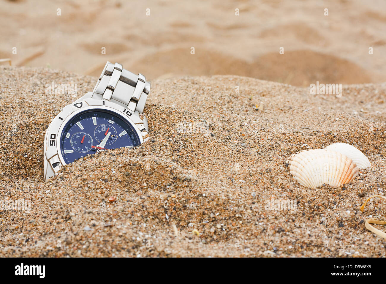Armbanduhr links am Strand ideal für Fundsachen oder Reiseversicherung verworfen Stockfoto