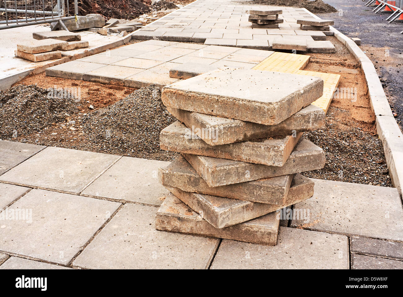 kommerzielle Pflasterung im Gange, die Verlegung der neuen Fahrbahn seitlich an einer viel befahrenen Straße Stockfoto