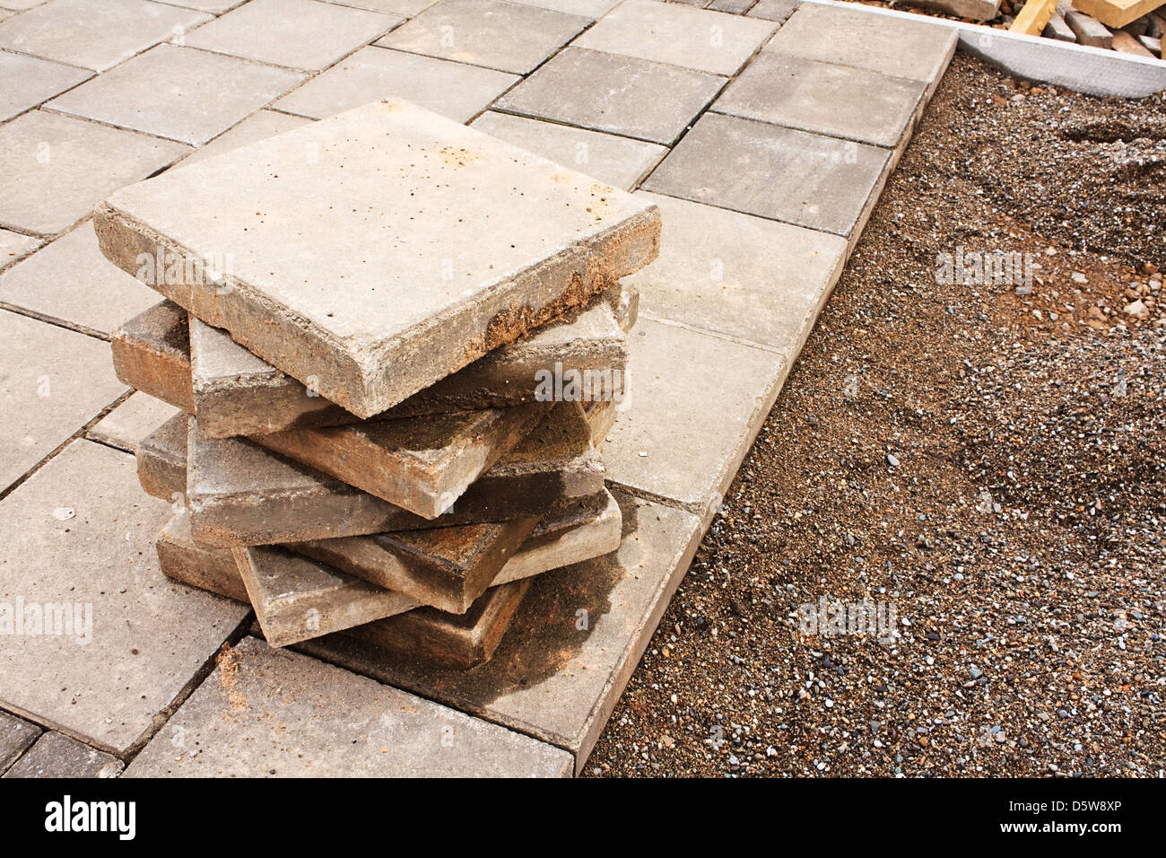 kommerzielle Pflasterung im Gange, die Verlegung der neuen Fahrbahn seitlich an einer viel