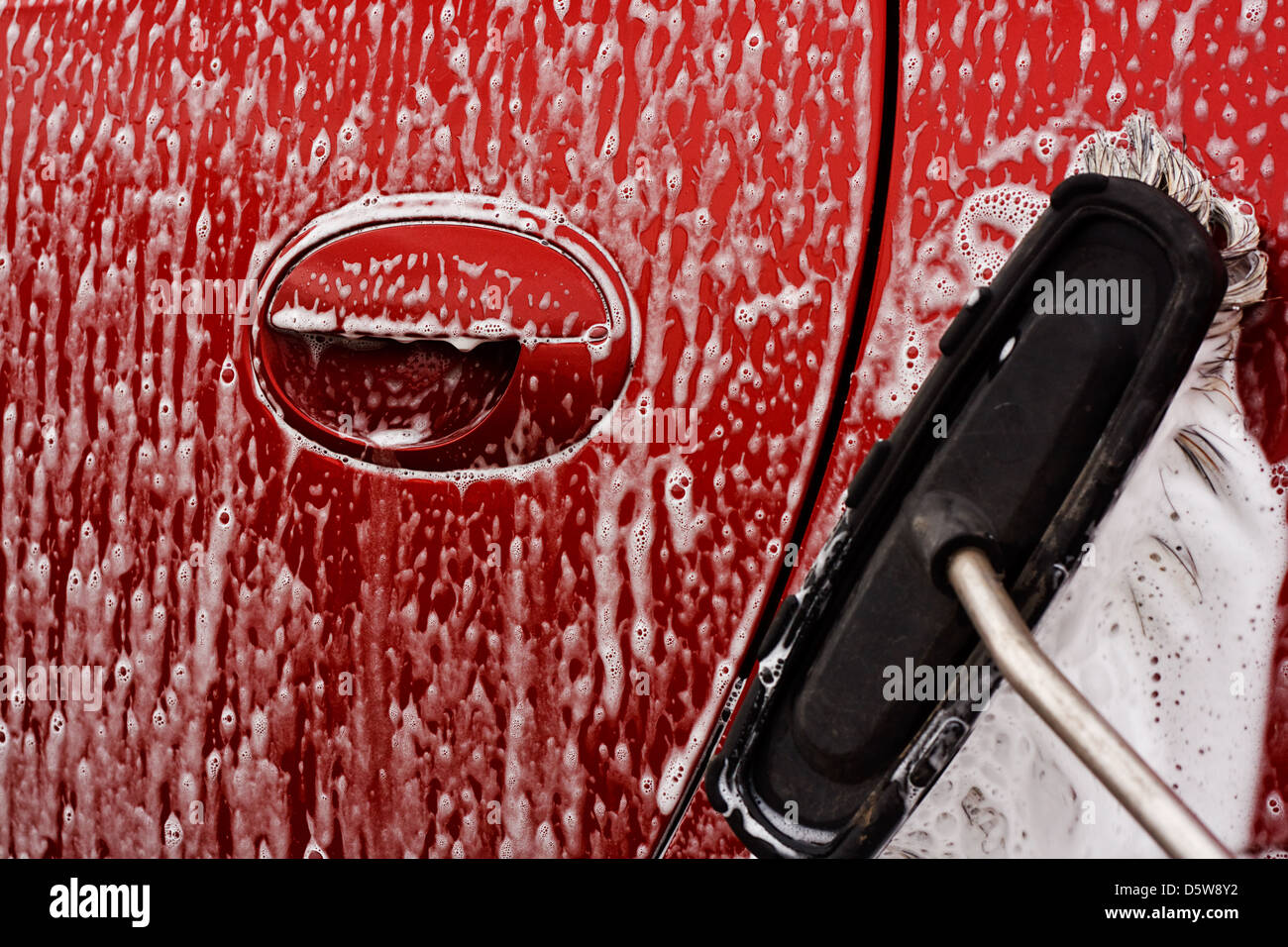 Autowaschen mit Seifenwasser weichen Bürste in einer Autowaschanlage macht Stockfoto