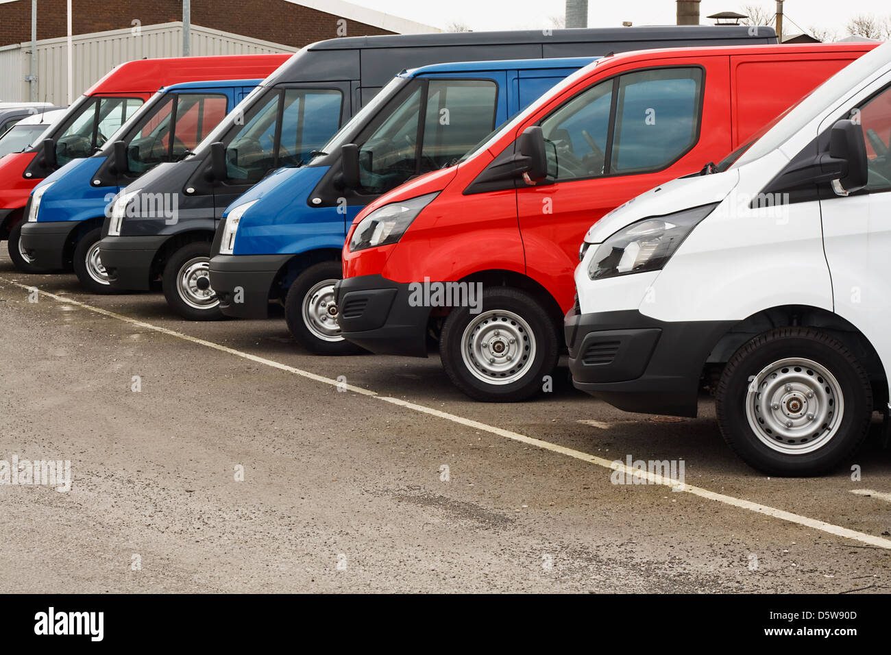 Reihe Von Verschiedenen Marken Von Lkw Oder Transporter Fur Den Einzelverkauf Auf Ein Motorenhandler Lot Alle Logos Entfernt Stockfotografie Alamy