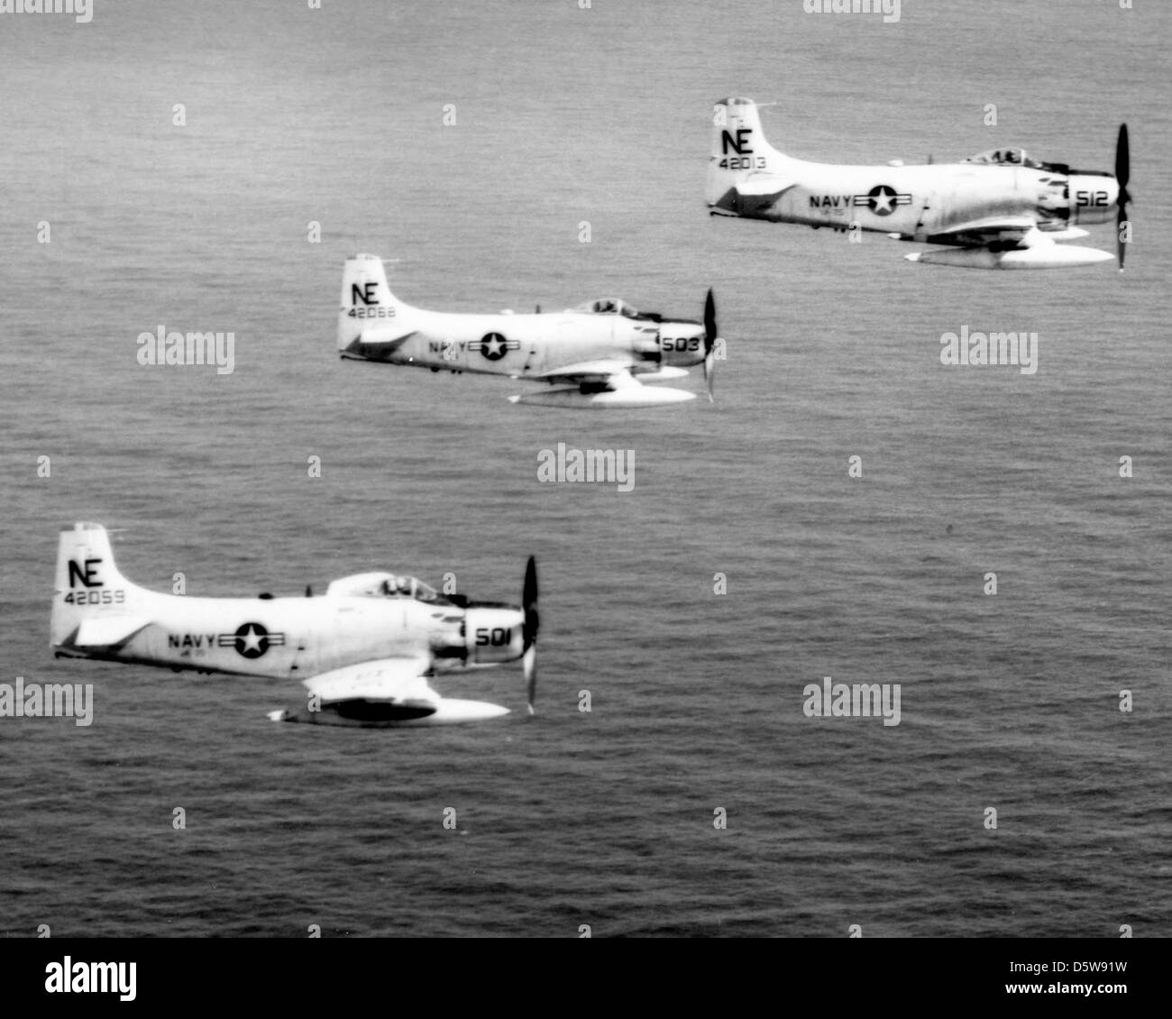 Douglas AD-7 "Skyraiders" VA-25 Squadron "Faust der Flotte" an Bord der USS MIDWAY (CVA-41). Stockfoto