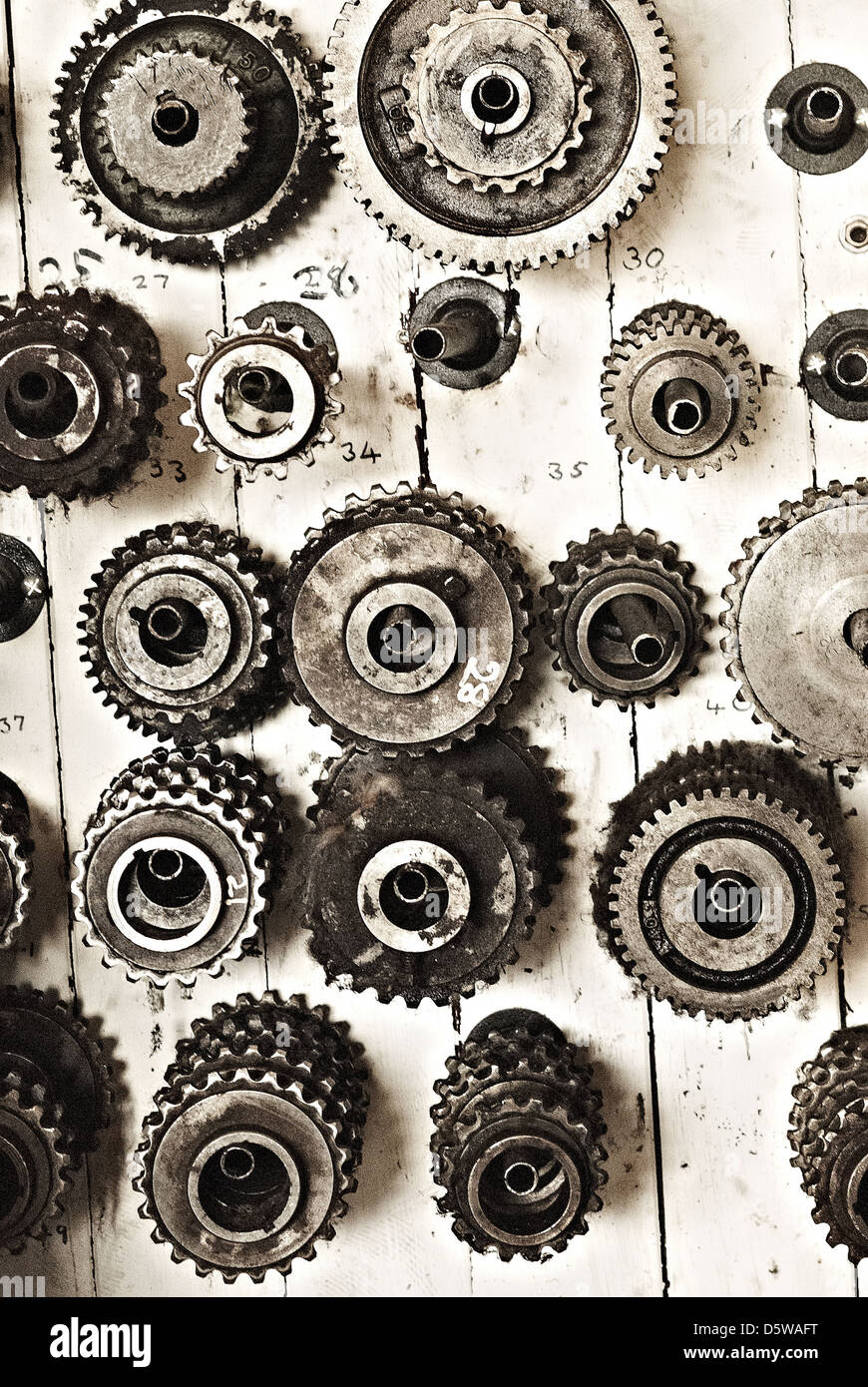 Eine Wand aus Getriebe und Zahnräder aus einer Yorkshire-Mühle Stockfoto