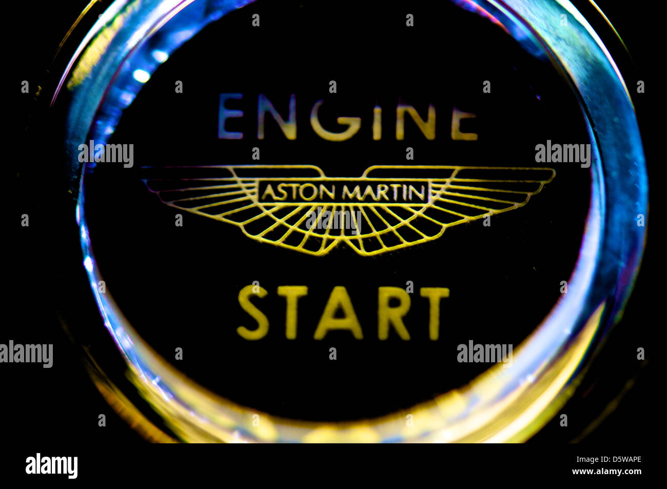 Aston Martin-Start-Taste in einem Vantage v8 Stockfoto