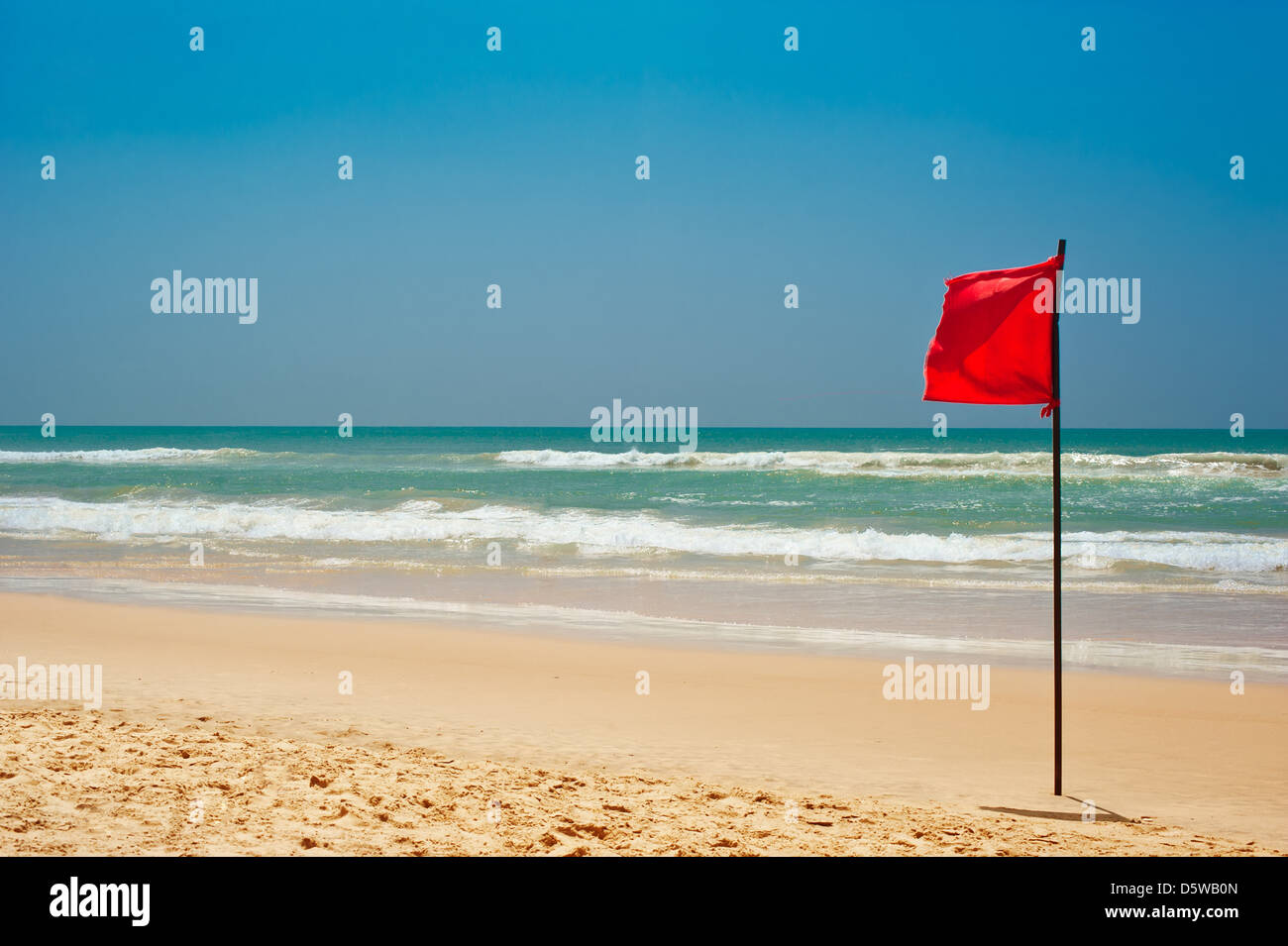 Rote Warnfahne und Stange mit blauem Meer im Hintergrund Stockfotografie -  Alamy