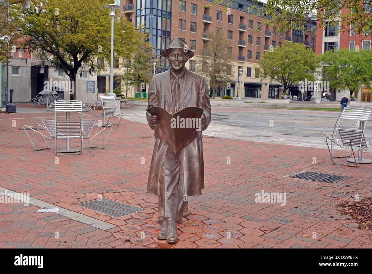 Eine lebensgroße Statue von Texter Sänger Johnny Mercer in Ellis Square, Savannah, Georgia Stockfoto