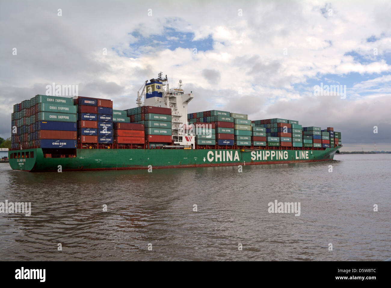 China Shipping Line Boot mit Containern am Savannah River in Georgien Stockfoto