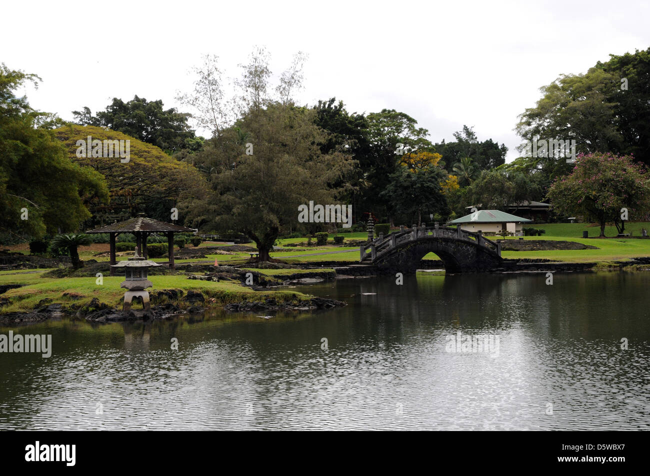 Ein See und japanische thematische Strukturen in Lili'uokalani botanischen Gärten in der Stadt Hilo auf Big Island Hawaii. Stockfoto
