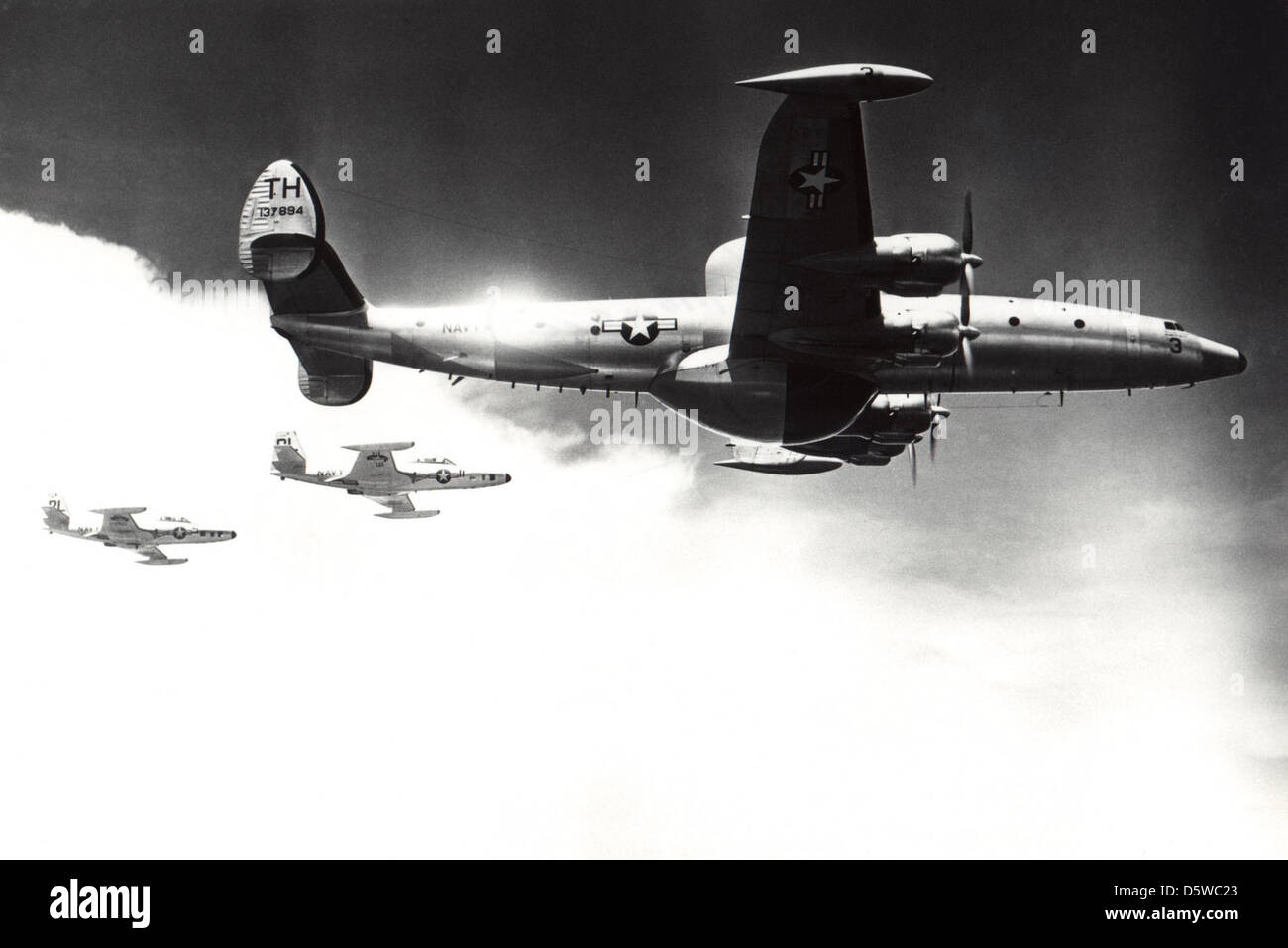 Lockheed WV-3 "Warning Star" mit McDonnell F2H - 2p 'Banshees", 1956. Stockfoto