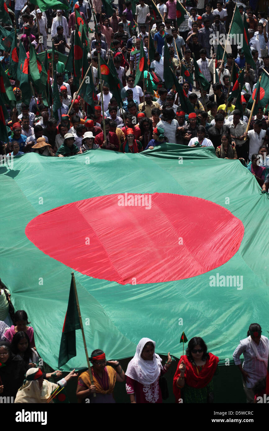 Bangladeshi Demonstranten Parolen schreien und tragen Nationalflaggen auf eine Anti-Streik-Kundgebung während einer Nation große Streik von Islamisten in Dhaka am 8. April 2013 genannt. Islamistische Organistaion, genannt Hefajat-e-Islam einen landesweiten Streik drücken das Nationalparlament ein Blasphmey Gesetz zur Verfolgung der Blogger beleidigen Islam und den Propheten Mohammed in dem mehrheitlich muslimischen Land vorgeworfen zu erlassen. Stockfoto