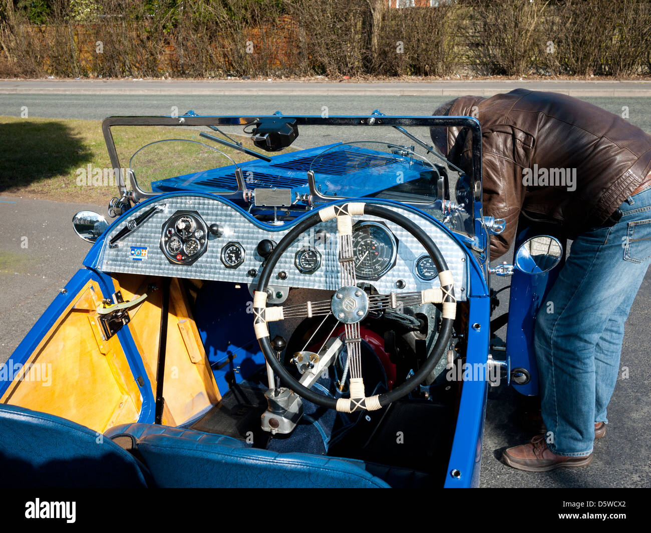 MG TC am Straßenrand gearbeitet wird. England, UK. Stockfoto