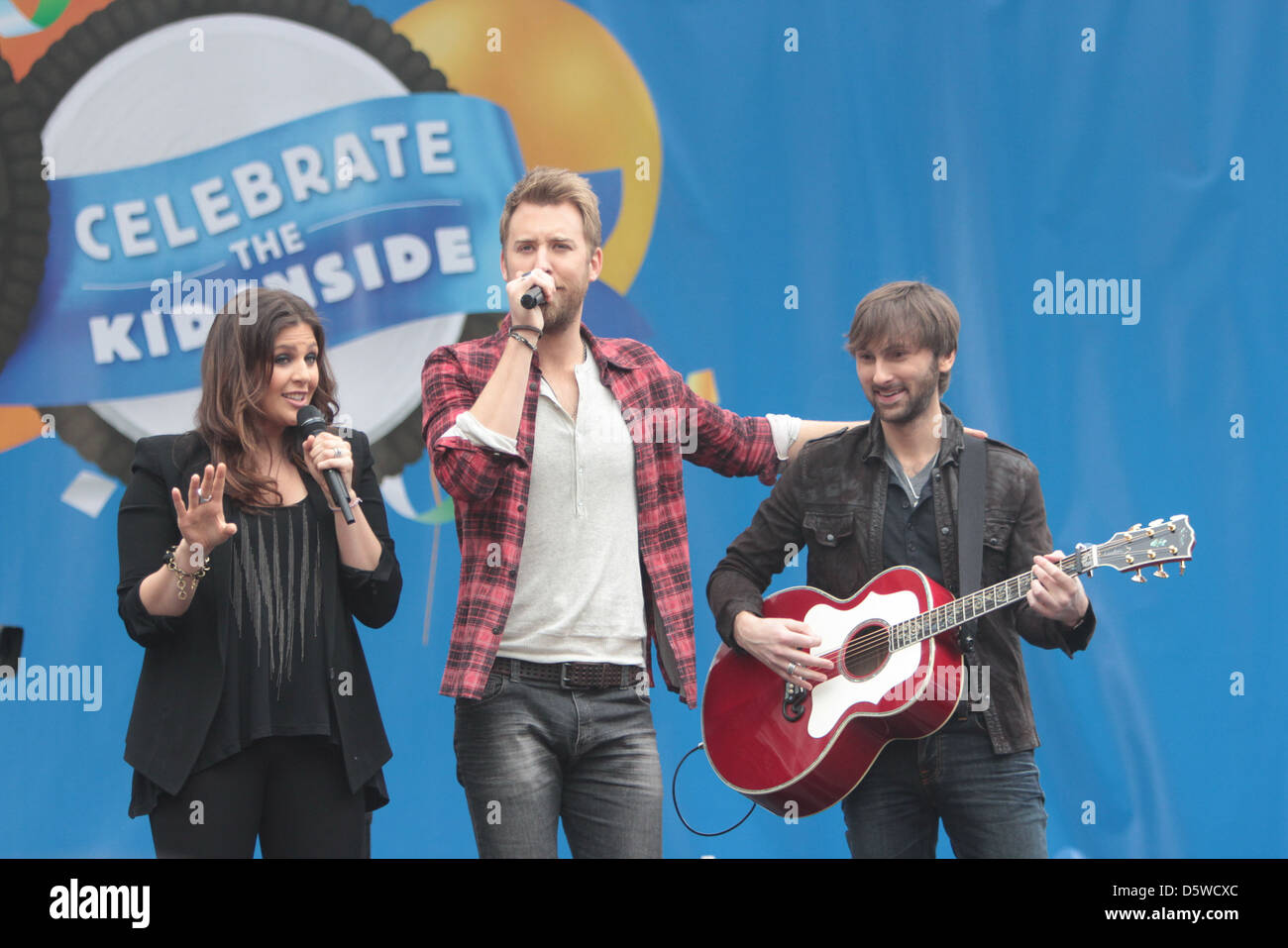 Hillary Scott und Dave Haywood, Charles Kelley Lady Antebellum durchführen im The Grove zu feiern den 100. Jahrestag von Oreo Stockfoto