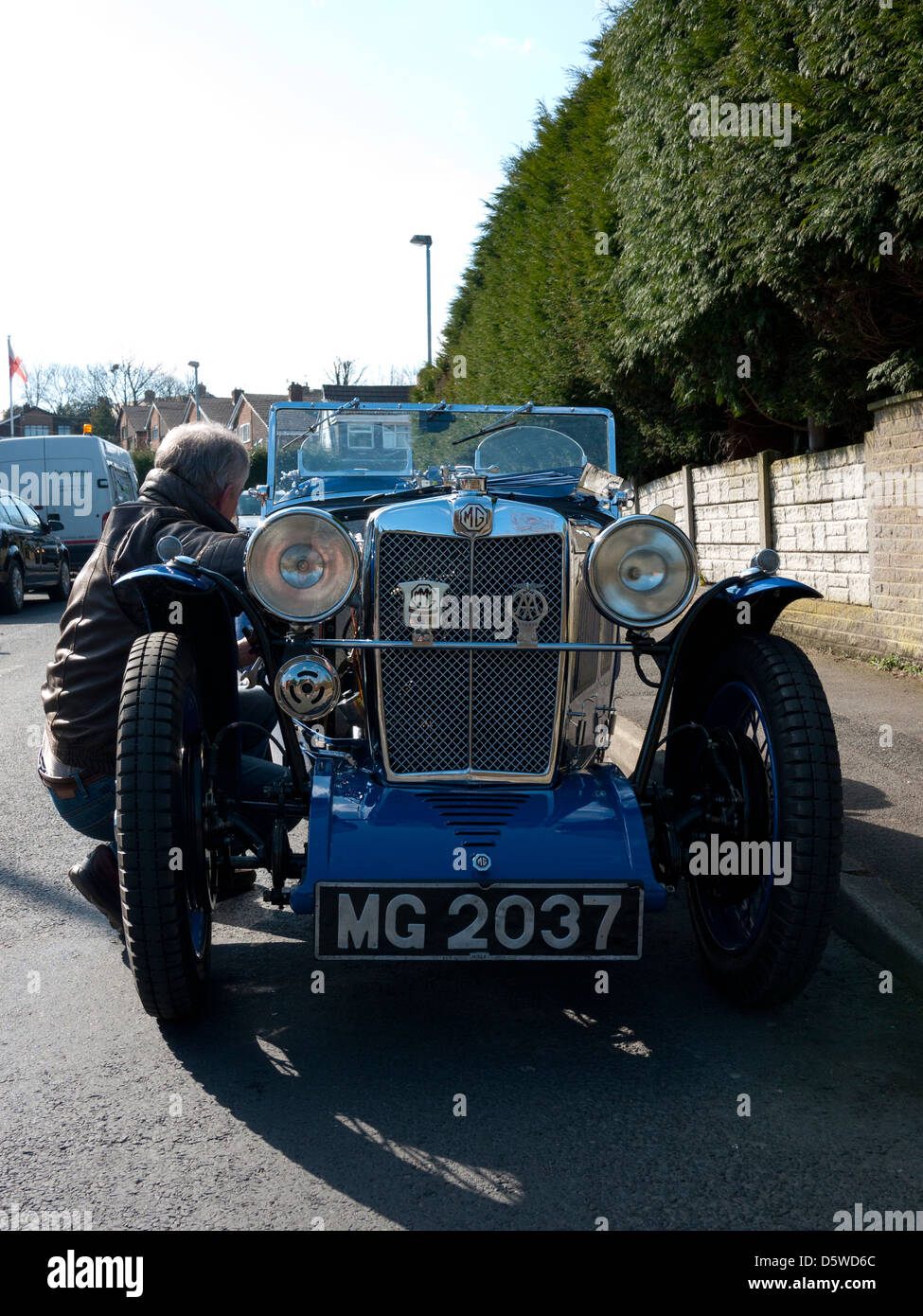 MG TC am Straßenrand gearbeitet wird. England, UK. Stockfoto