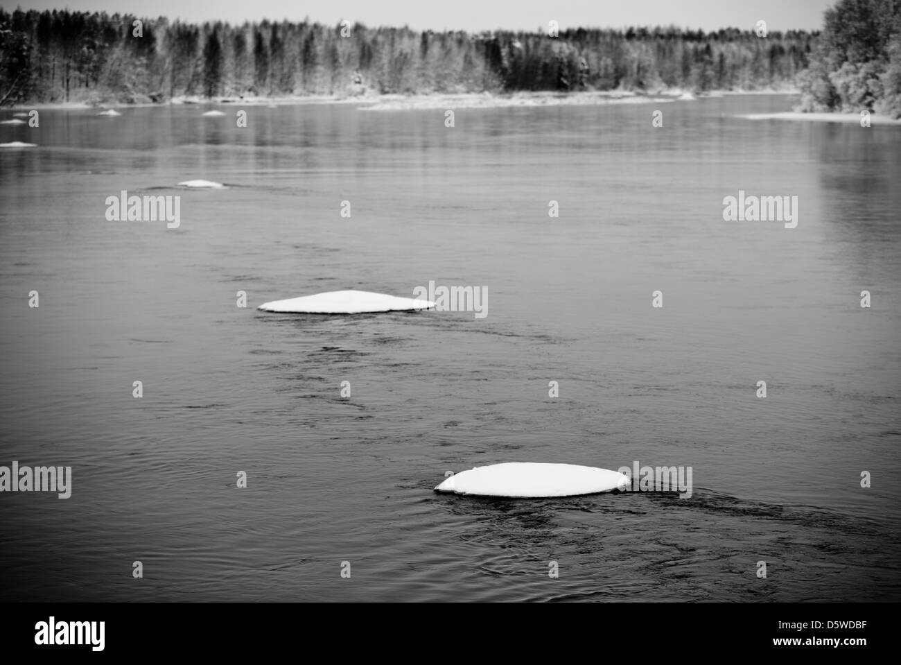 Blick auf Fluss Tyyrinvirta im Winter, Finnland Stockfoto