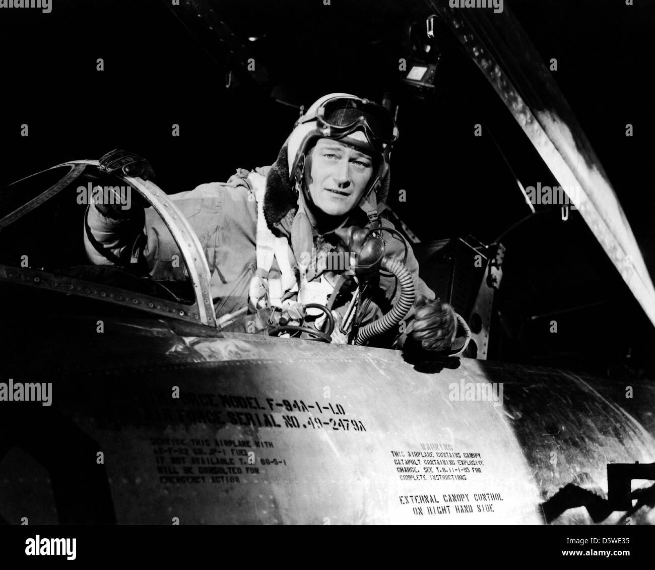 John Wayne in einer Lockheed F-94A-1-LO "Starfire" auf dem Film set "Jet Pilot". Stockfoto