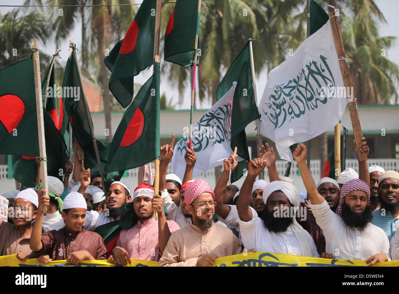 Hefazot-ich-Islam-Parteimitglieder und Unterstützer im Bild wie sie Fahnen schwenken und Parolen schreien, während geben zu einem landesweiten Streik bei Kamrangirchar in der Hauptstadt Dhaka 8. April 2013.A landesweiten Streik von Hefajat-e-Islam gefordert gefordert um nochmals eine Reihe von Anforderungen und drücken für die Testversion eines atheistischer Blogger unterstützen. Stockfoto