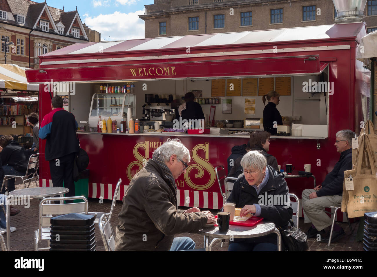 Menschen Essen im Markt-Café in Cambridge Stockfoto