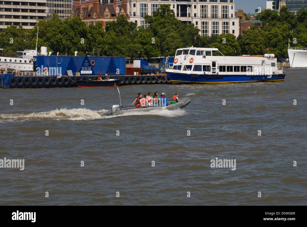 Das Nordufer der Themse, High-Speed-Boot fahren Stockfoto