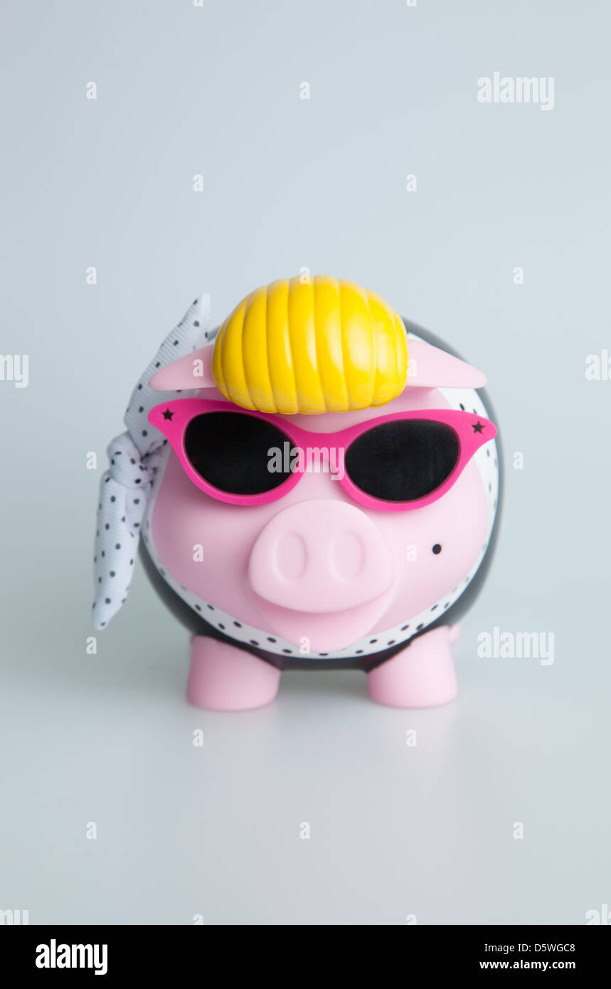 Rosa Rock n Roll Sparschwein mit Sonnenbrille Stockfoto