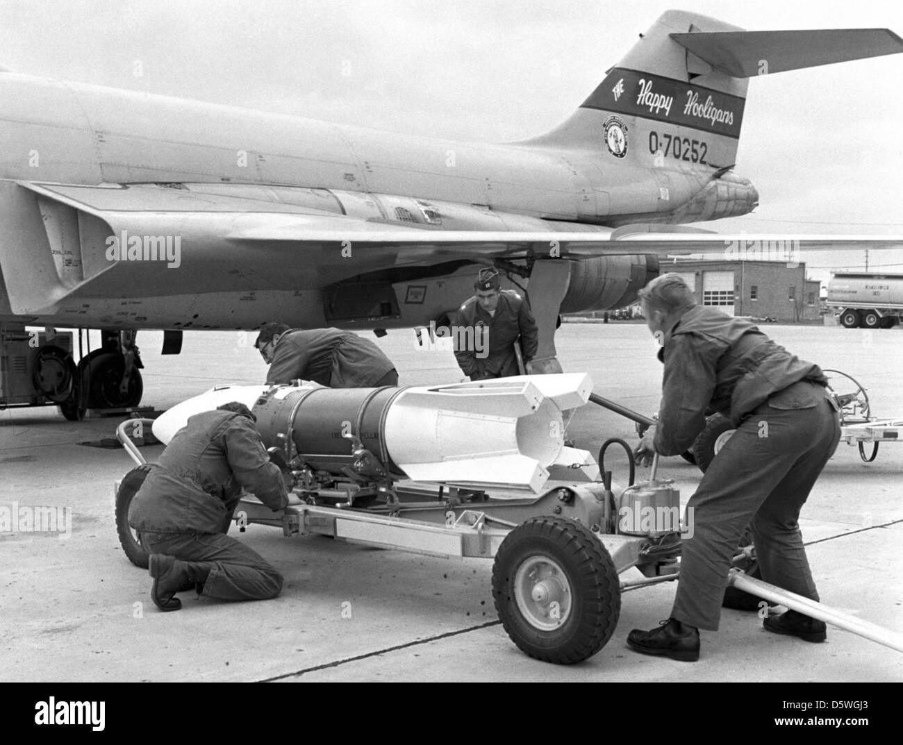 McDonnell F-101B-80-MC 'Voodoo' aus der 119 FW der North Dakota ANG mit einem AIR-2-Rakete auf einen Anhänger an Tyndall AFB, 1970 gezeigt. Stockfoto