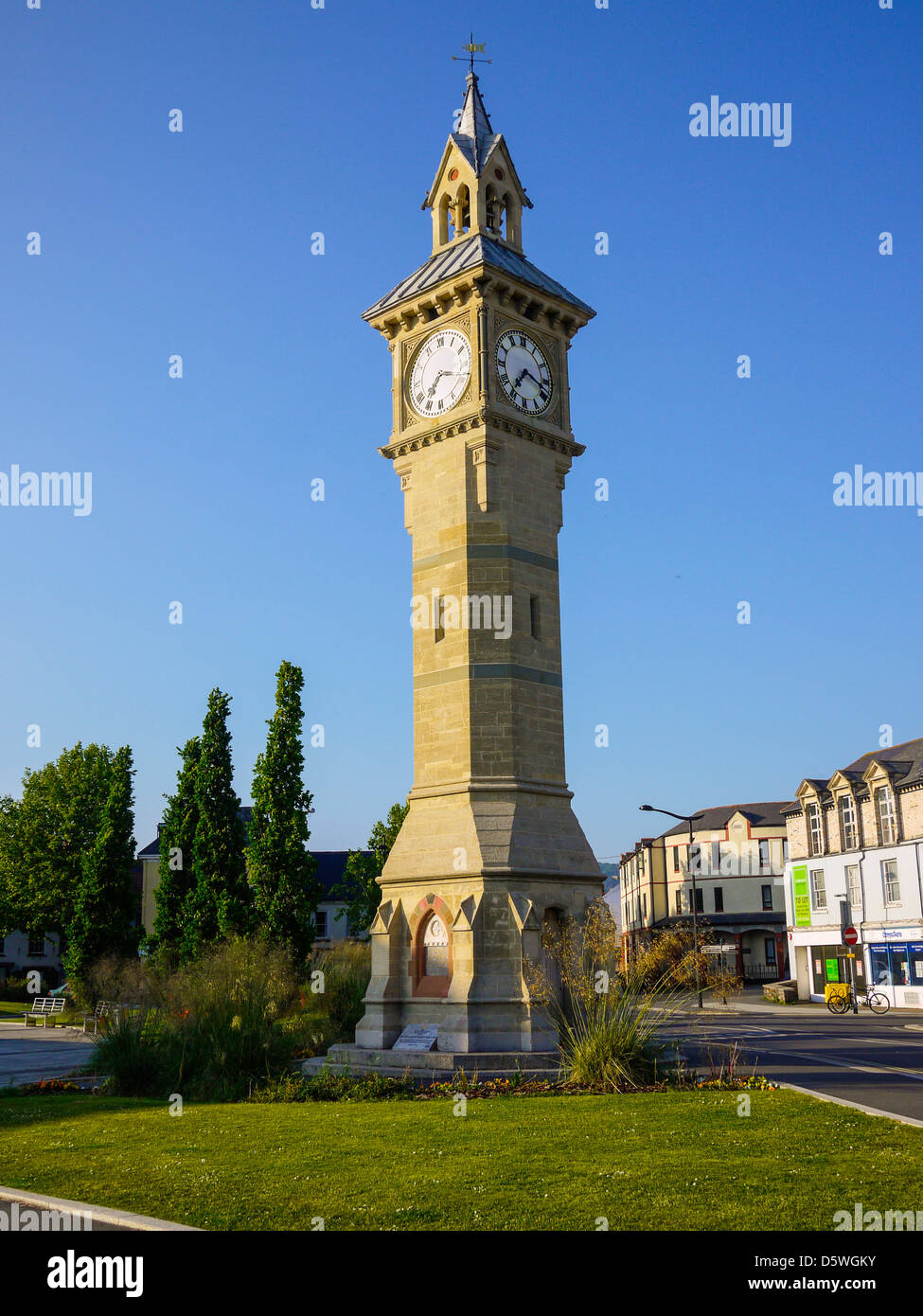 Der Prinz Albert Memorial, auch als Vier konfrontiert Lügner durch vier verschiedene Zeiten auf jedem Zifferblatt, Barnstaple, Devon, England angezeigt bekannt. Stockfoto