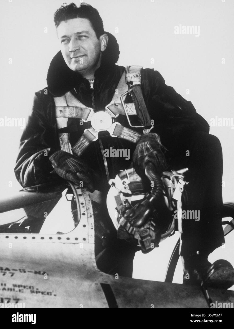 Ein nordamerikanischer F-86 „Sabre“-Pilot wird während einer Mission im Cockpit des Jets gezeigt. Die F-86 Sabre war ein bedeutender Kampfflugzeug während des Koreakrieges, bekannt für seine überlegene Manövrierfähigkeit und Geschwindigkeit, die von US-amerikanischen und alliierten Luftstreitkräften eingesetzt wurde. Stockfoto