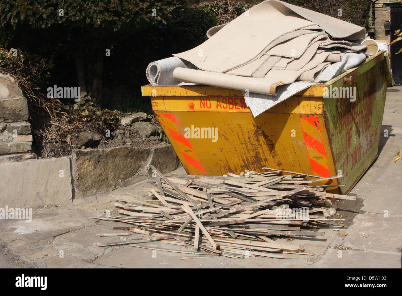 Ein voller Müll geworfen, nachdem eine Haupterneuerung überspringen Stockfoto