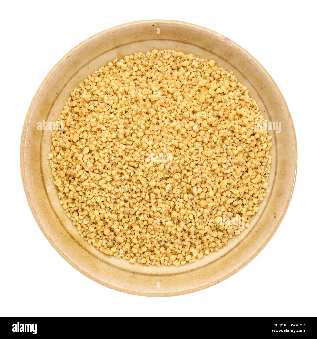 Vollkorn-Couscous in eine kleine Keramikschale isoliert auf weißem, Top Aussicht Stockfoto