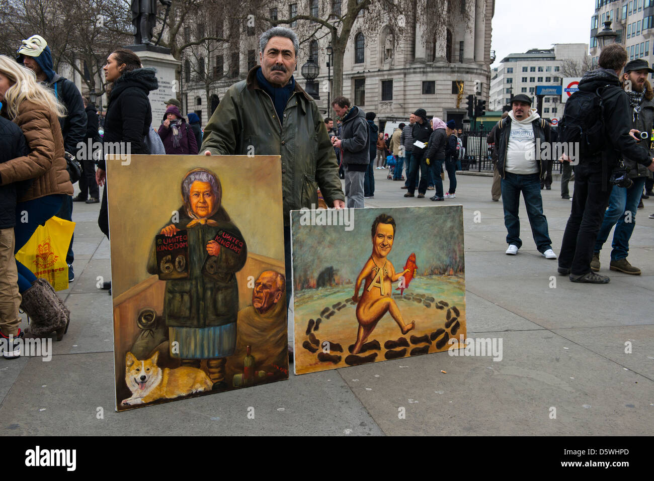 Kaya zeigt Mar - politischen Maler, stolz seine Kunst auf dem Trafalgar Square am 30. März 2013 bei Anti Schlafzimmer Steuer Protest. Stockfoto