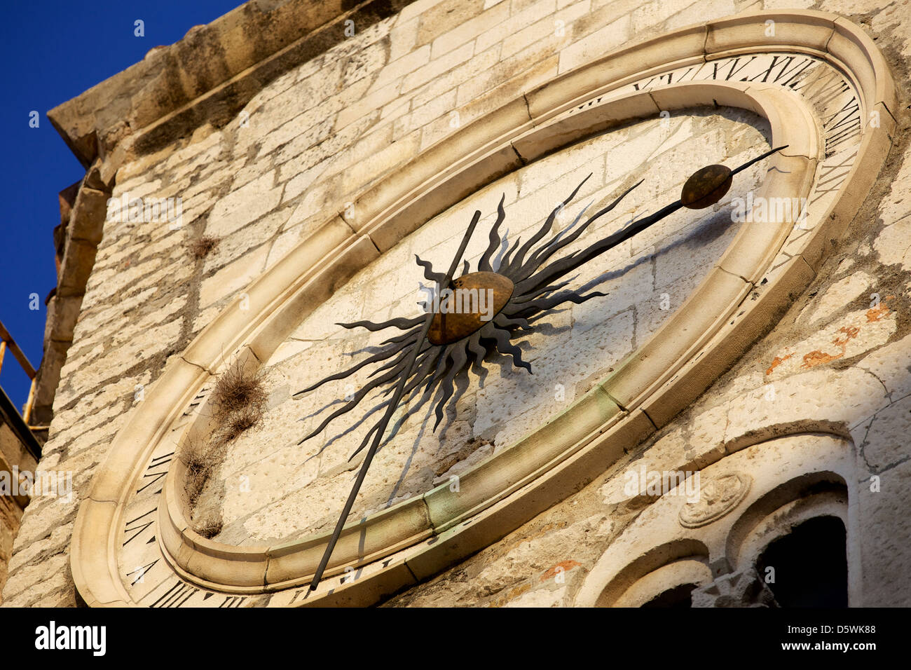 Clocktower mit mittelalterlichen Sonnenuhr im Völker Square Narodni Trg, Old Town, Split, Dalmatien, Kroatien, Europa Stockfoto