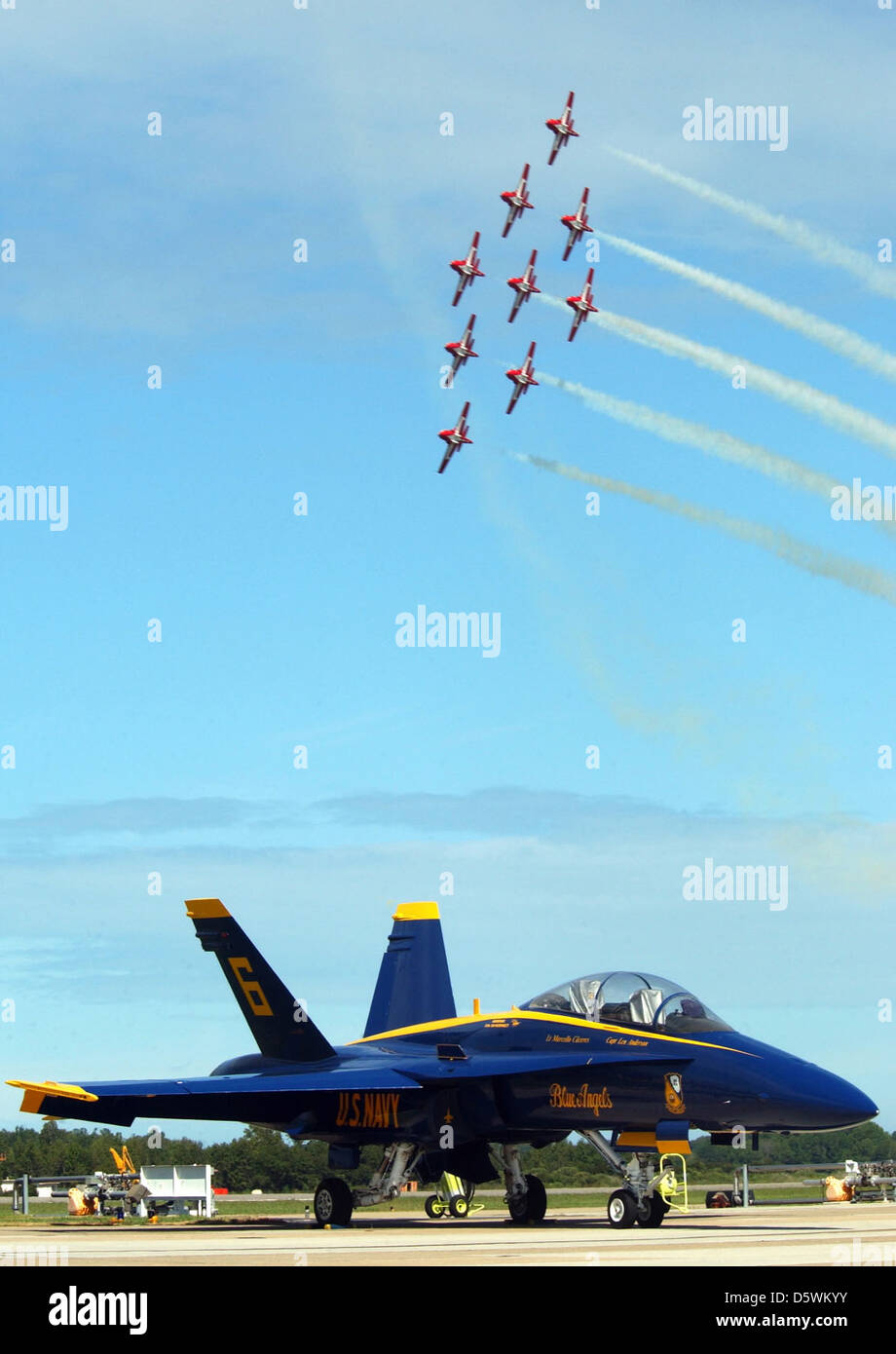 Die Boeing McDonnell Douglas F/A-18 Hornet ist ein Mehrzweck-Kampfflugzeug, das von den Blue Angels der US Navy eingesetzt wird. Dieses Flugzeug ist bekannt für seine Agilität, Geschwindigkeit und Leistung bei Flugshows. Stockfoto