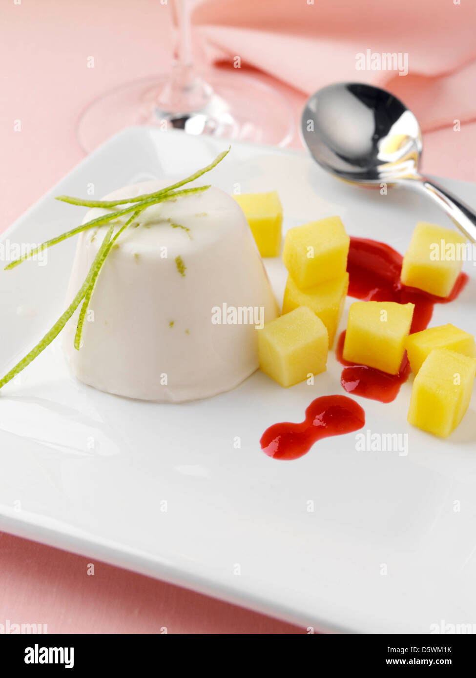 Fine dining panna cotta fruit dessert -Fotos und -Bildmaterial in hoher ...
