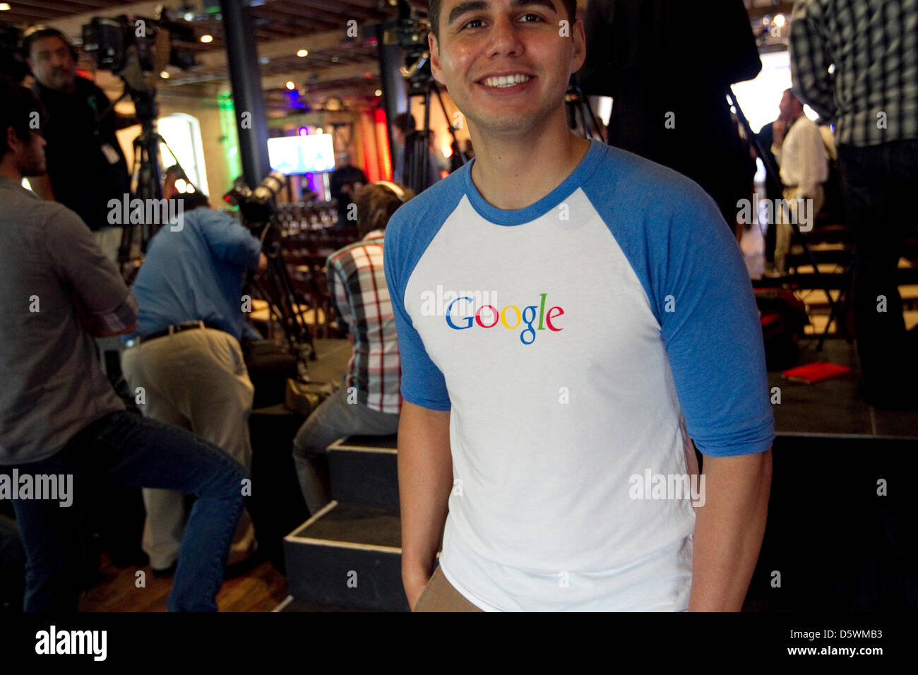 Junger Mann in einem Google-t-Shirt bei Pressekonferenz zur Ankündigung der Ankunft des Google Fiber High-speed-Internet-Netzes nach Austin TX Stockfoto