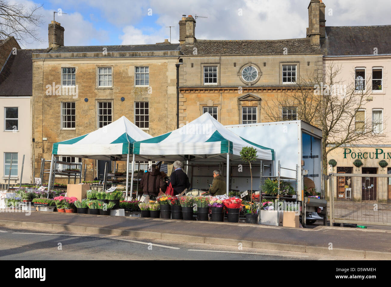 Marktstand, Verkauf von Blumen in der High Street, Chipping Norton, Oxfordshire, England, UK, Großbritannien Stockfoto