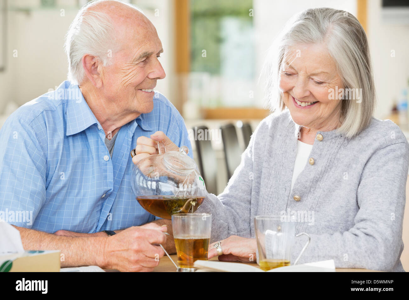 Älteres Ehepaar mit Tee zusammen drinnen Stockfoto