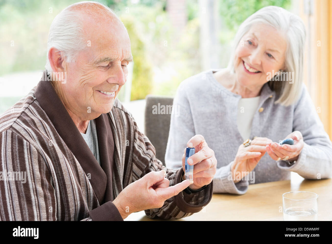 Älteres Ehepaar Blutzucker gemeinsames testen Stockfoto