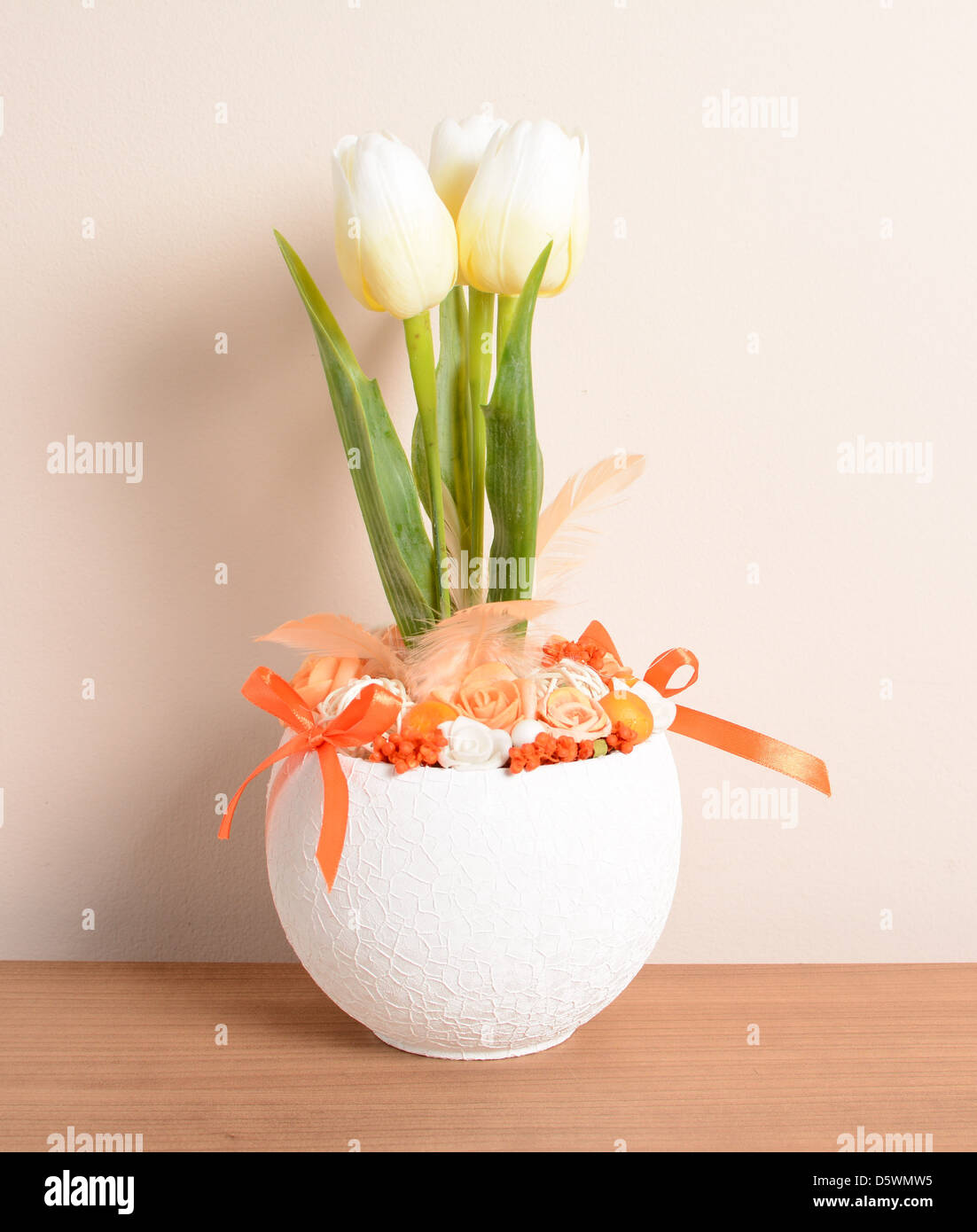 Innendekoration, dekorative weiße Tulpe in der weißen Blumentopf. Stockfoto