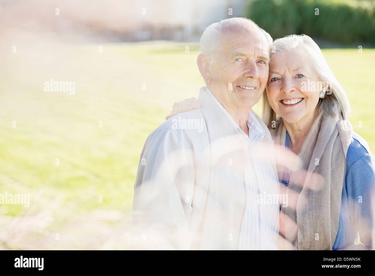 Älteres Ehepaar lächelnd im freien Stockfoto