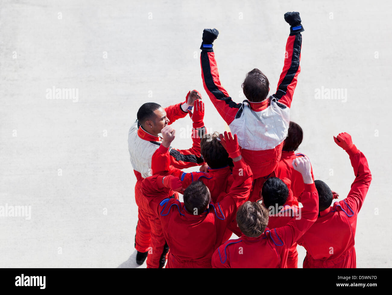 Racer und Team jubeln auf dem richtigen Weg Stockfoto