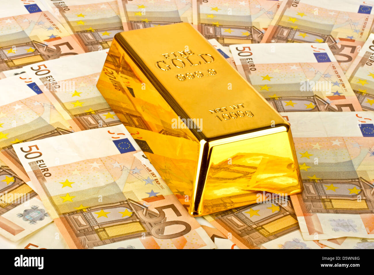 Goldbarren und Euro Geld Stockfoto