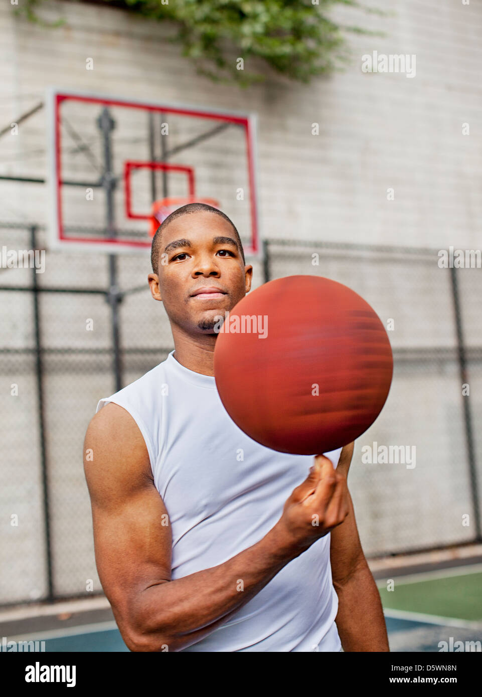 Mann-Spinnen-Basketball am finger Stockfoto