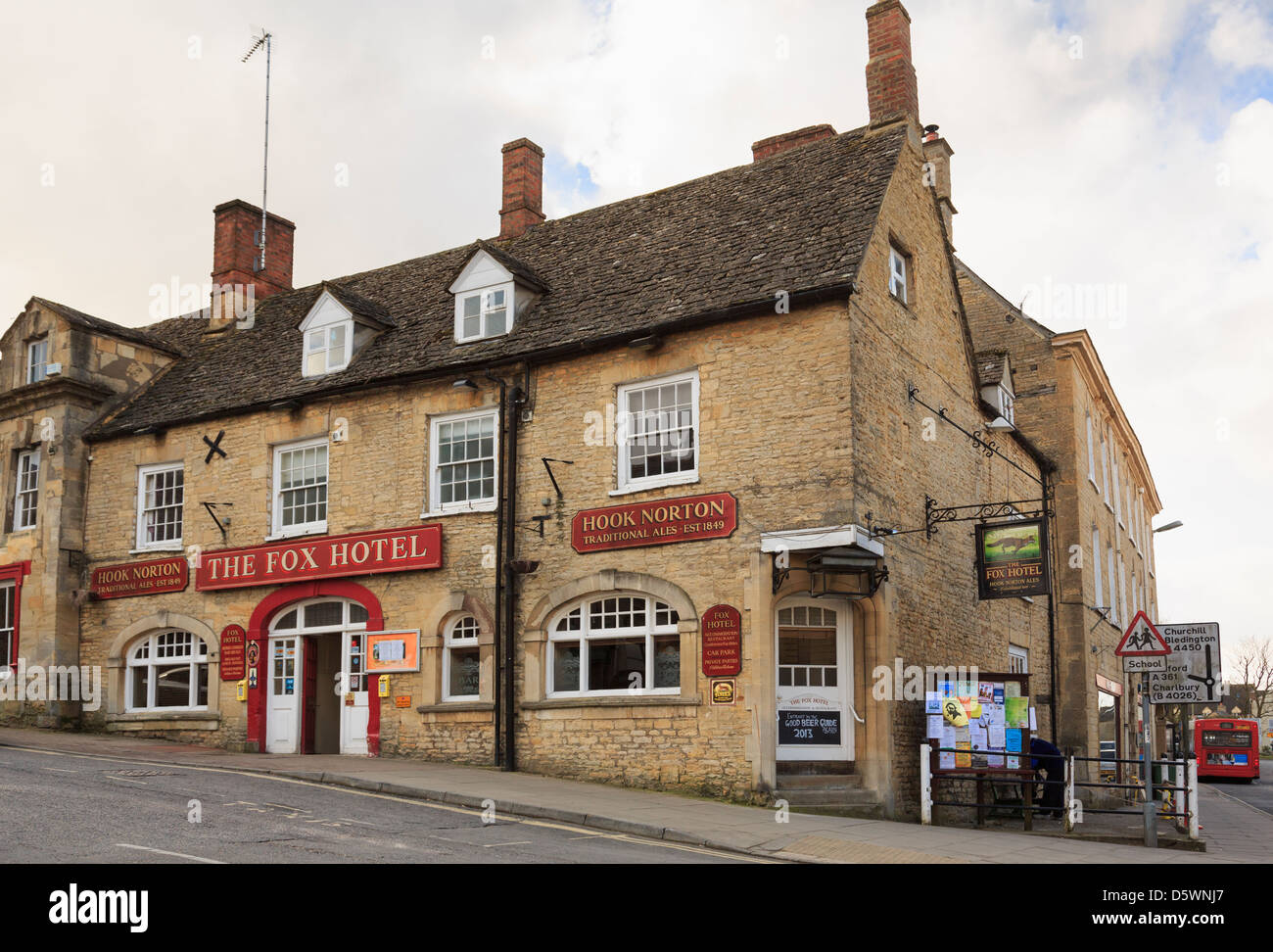 Das Fox Hotel und Kneipe in Cotswold Stadtzentrum von Chipping Norton, Oxfordshire, England, UK, Großbritannien Stockfoto