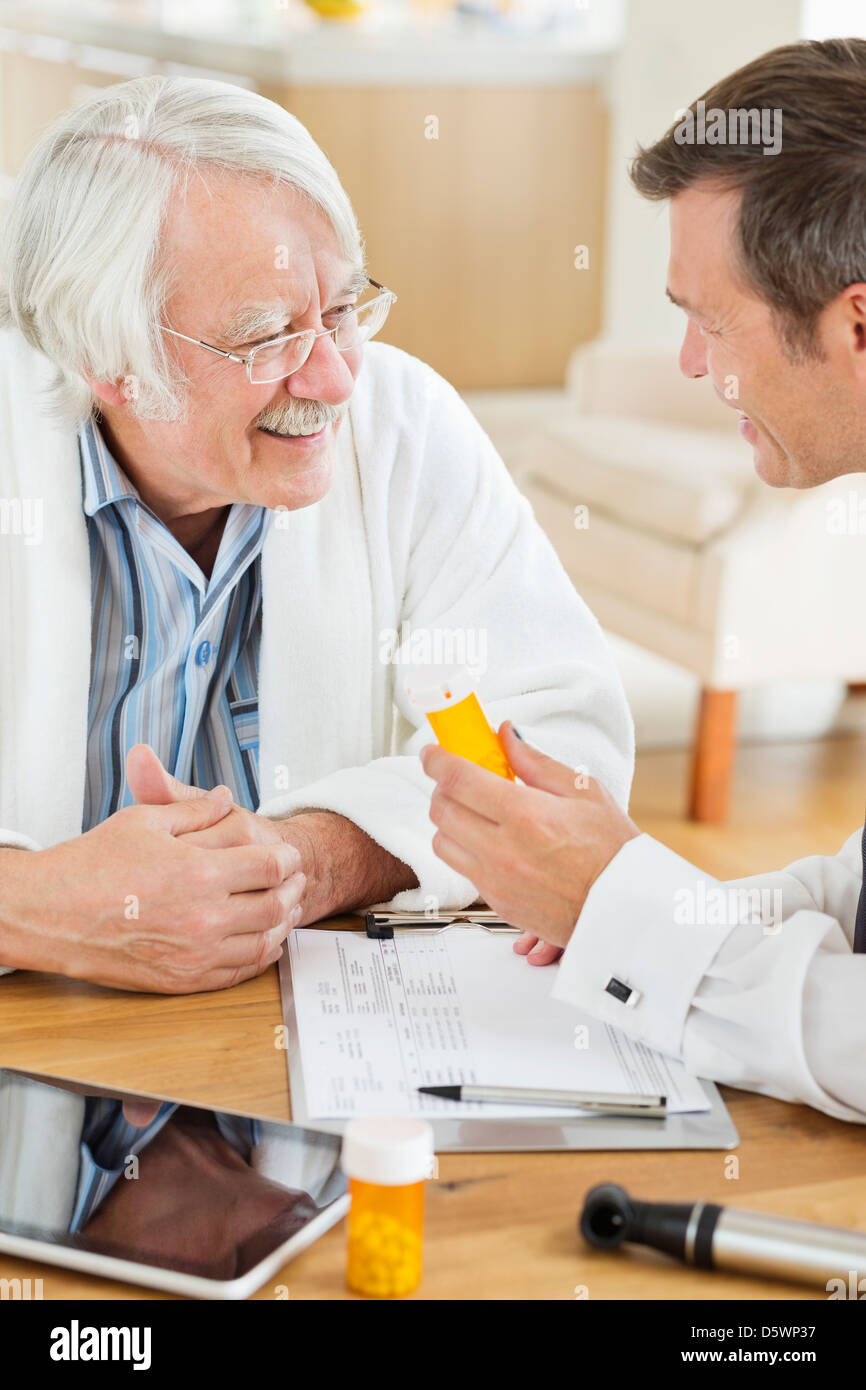 Arzt, geben Medikamente für ältere Patienten im Hausbesuch Stockfoto