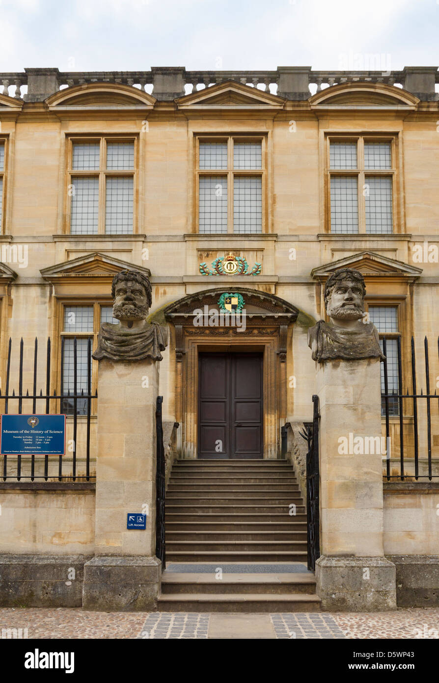 Schritte zum Museum of the History of Science in Broad Street, Oxford, Oxfordshire, England, Großbritannien und Großbritannien Stockfoto